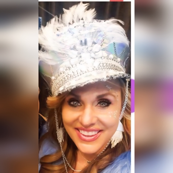 Holigraphic Irodescent Captains Hat W Feathers & Bling Embelleshments - Picture 13 of 14